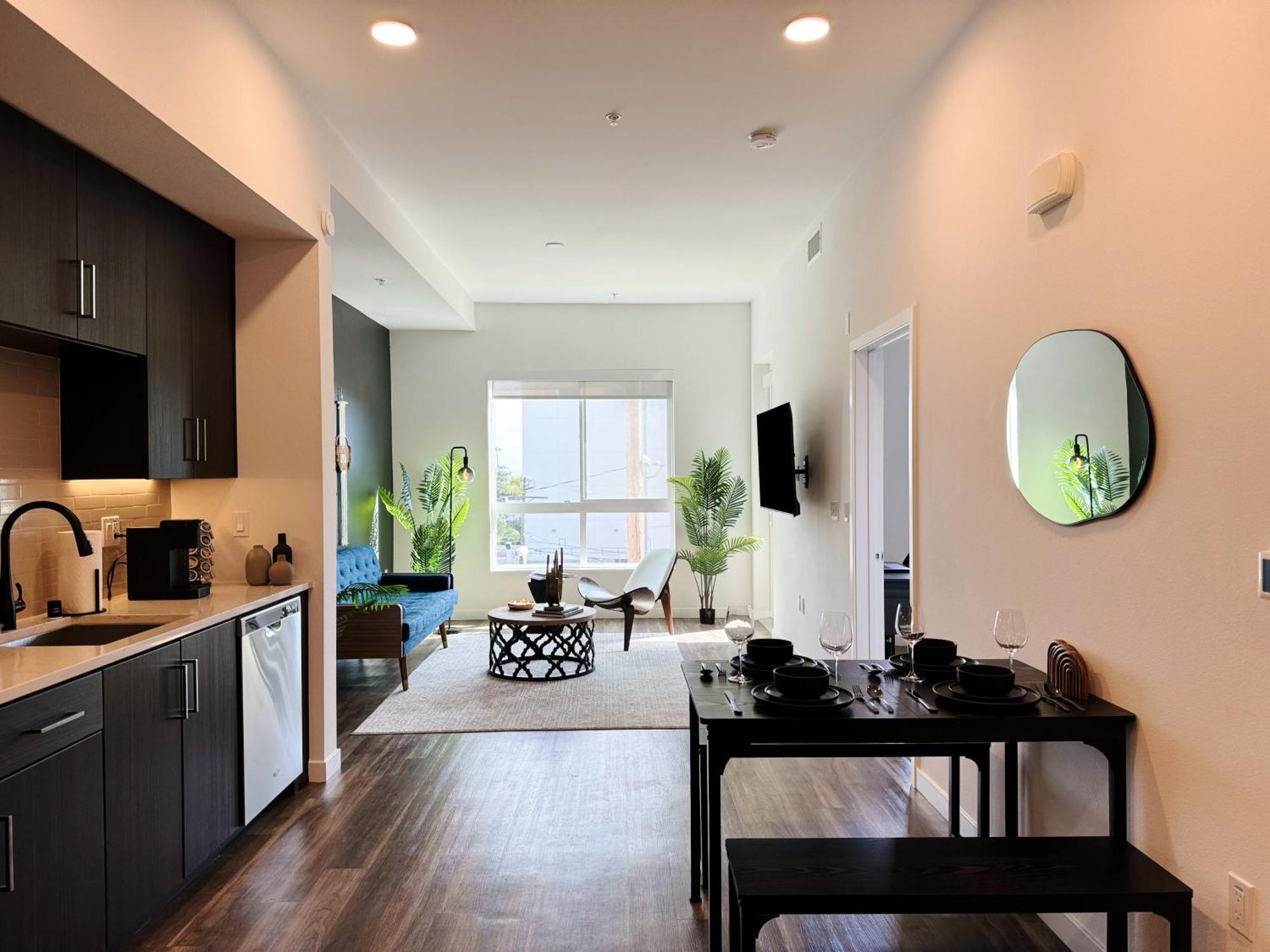 Modern Hollywood Sunset View & Free Parking Apartment