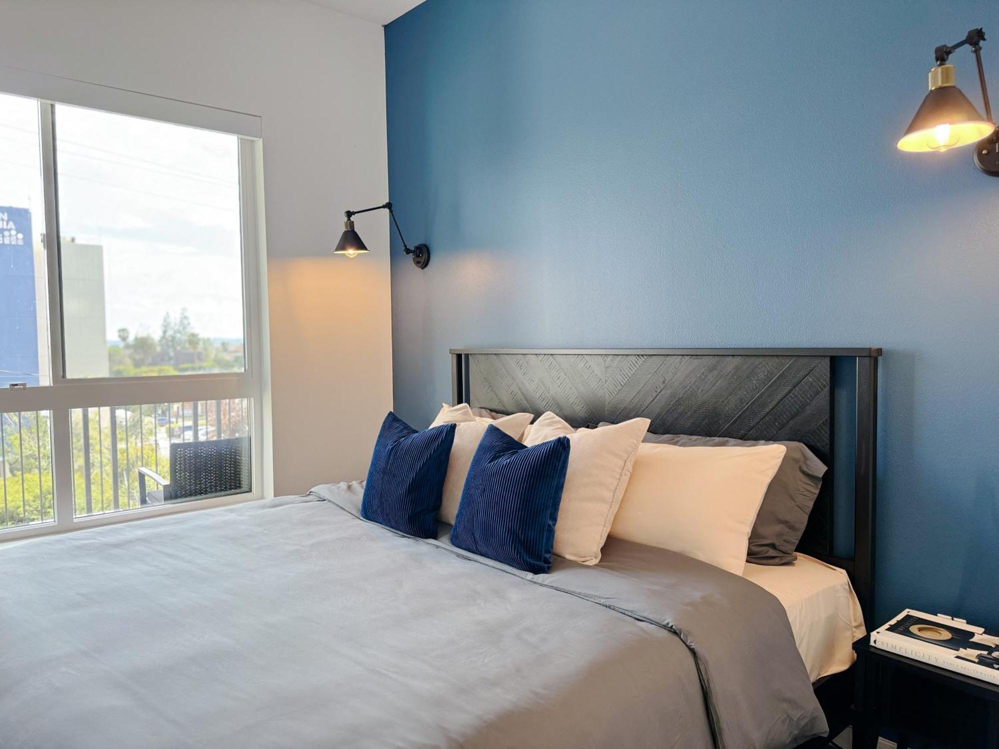 Modern Hollywood Sunset View & Free Parking Apartment