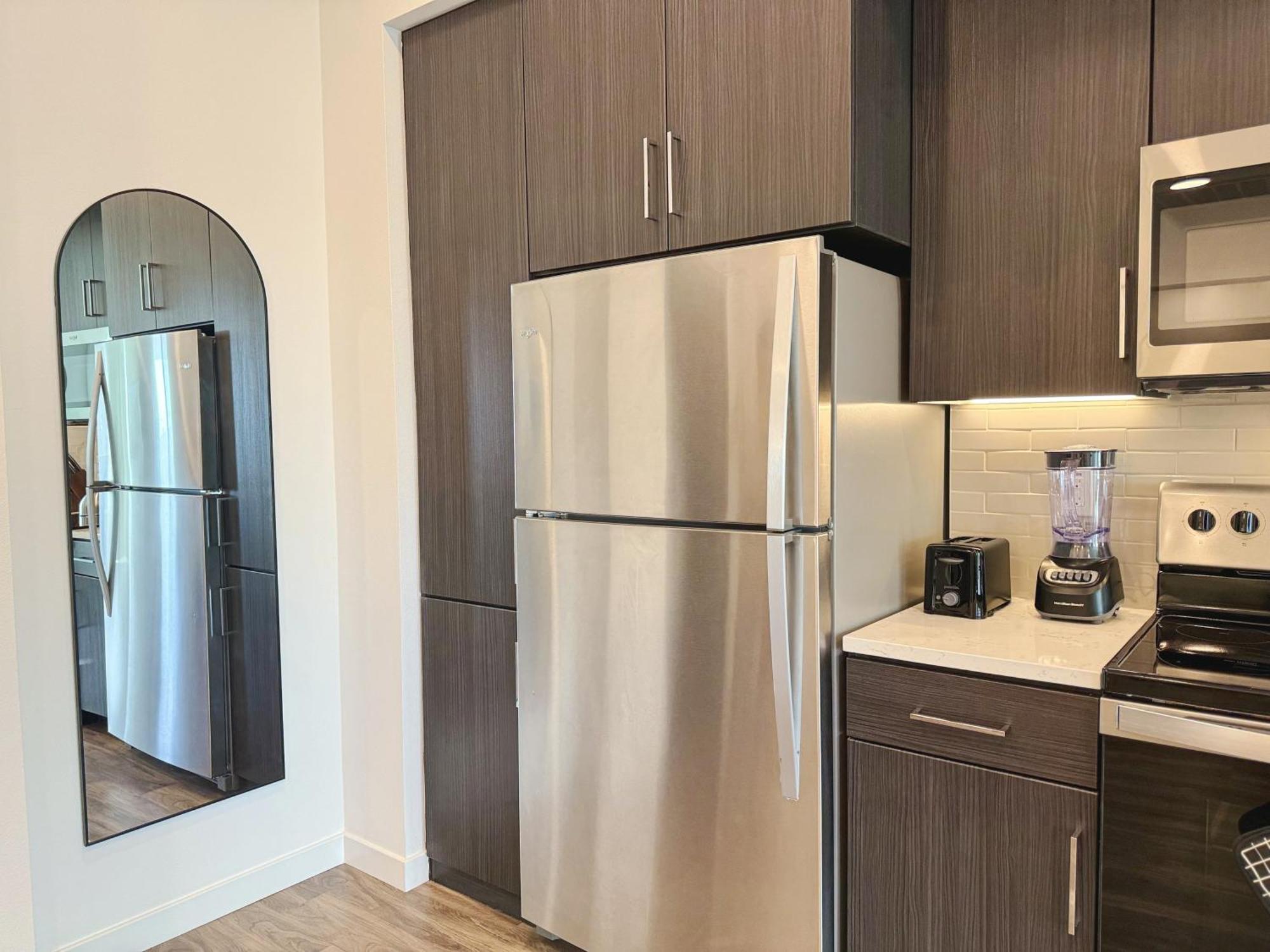 Modern Hollywood Sunset View & Free Parking Apartment