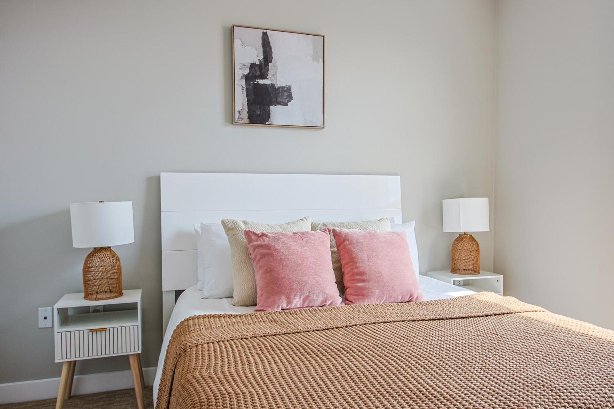 Spacious 3bd 3ba With Iconic Hollywood Sign Views From Balcony & Roofdeck! * Los Angeles