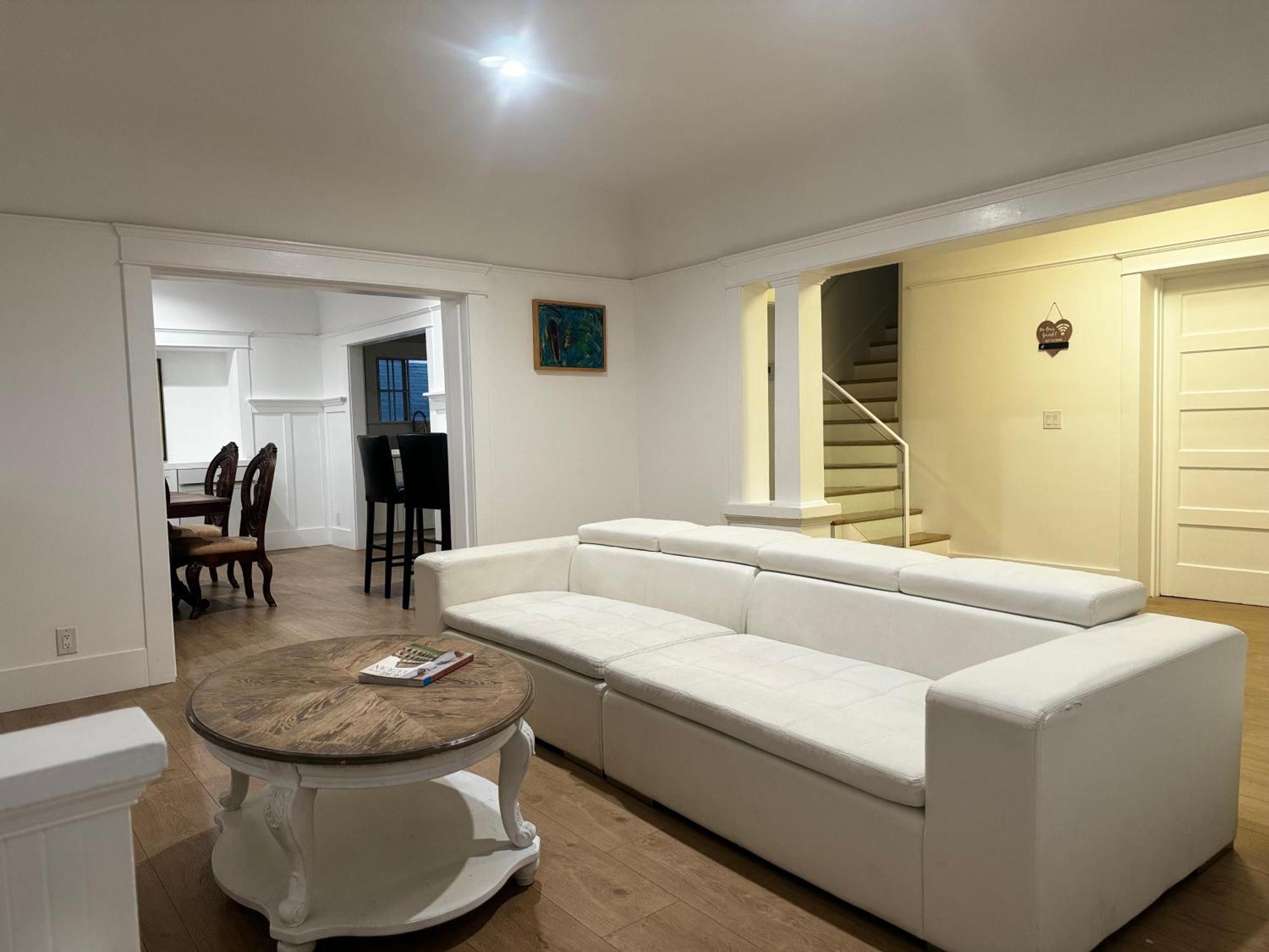 White House Hostel *