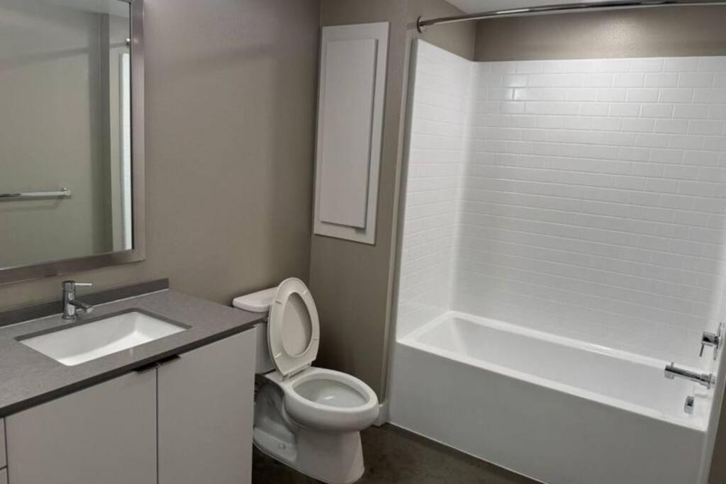 Spacious And Modern 3 Bedroom 2 Unit Apartment *