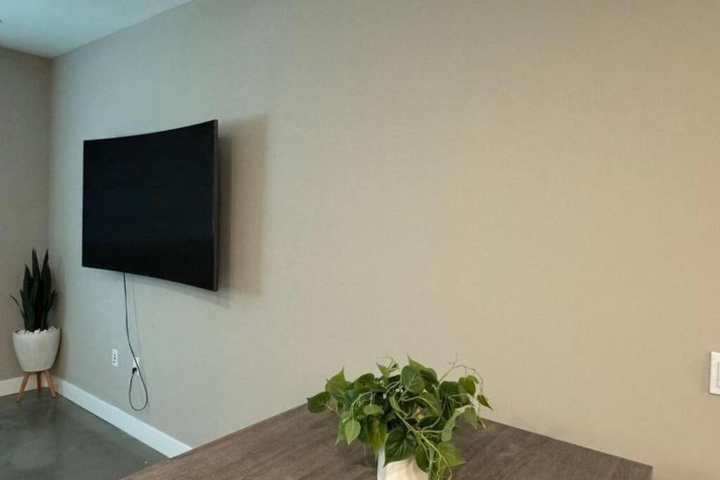 Spacious And Modern 3 Bedroom 2 Unit Apartment Los Angeles