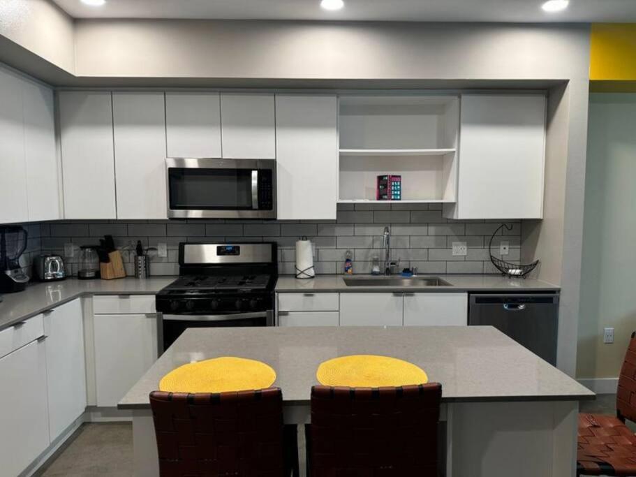 Spacious And Modern 3 Bedroom 2 Unit *