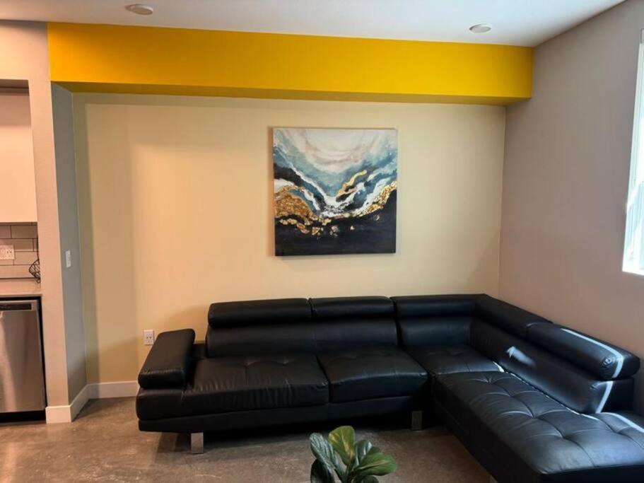 Apartment Spacious And Modern 3 Bedroom 2 Unit *