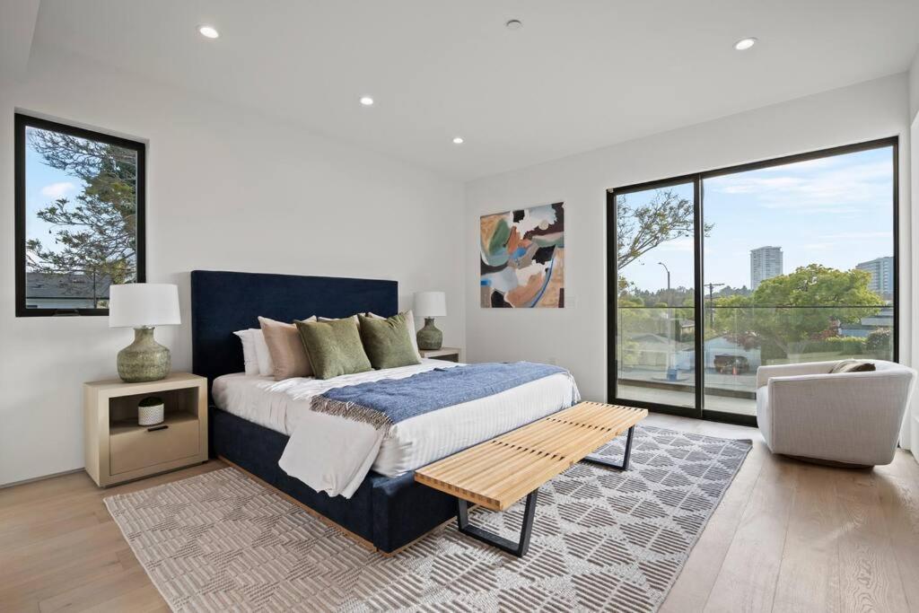 Ultra Luxe Modern Mansion With Roof Deck Pool & Apartment *