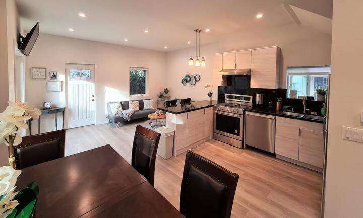 Prime La 2 Bedroom & 3 Bath Beverly Hills Adj Apartment Los Angeles
