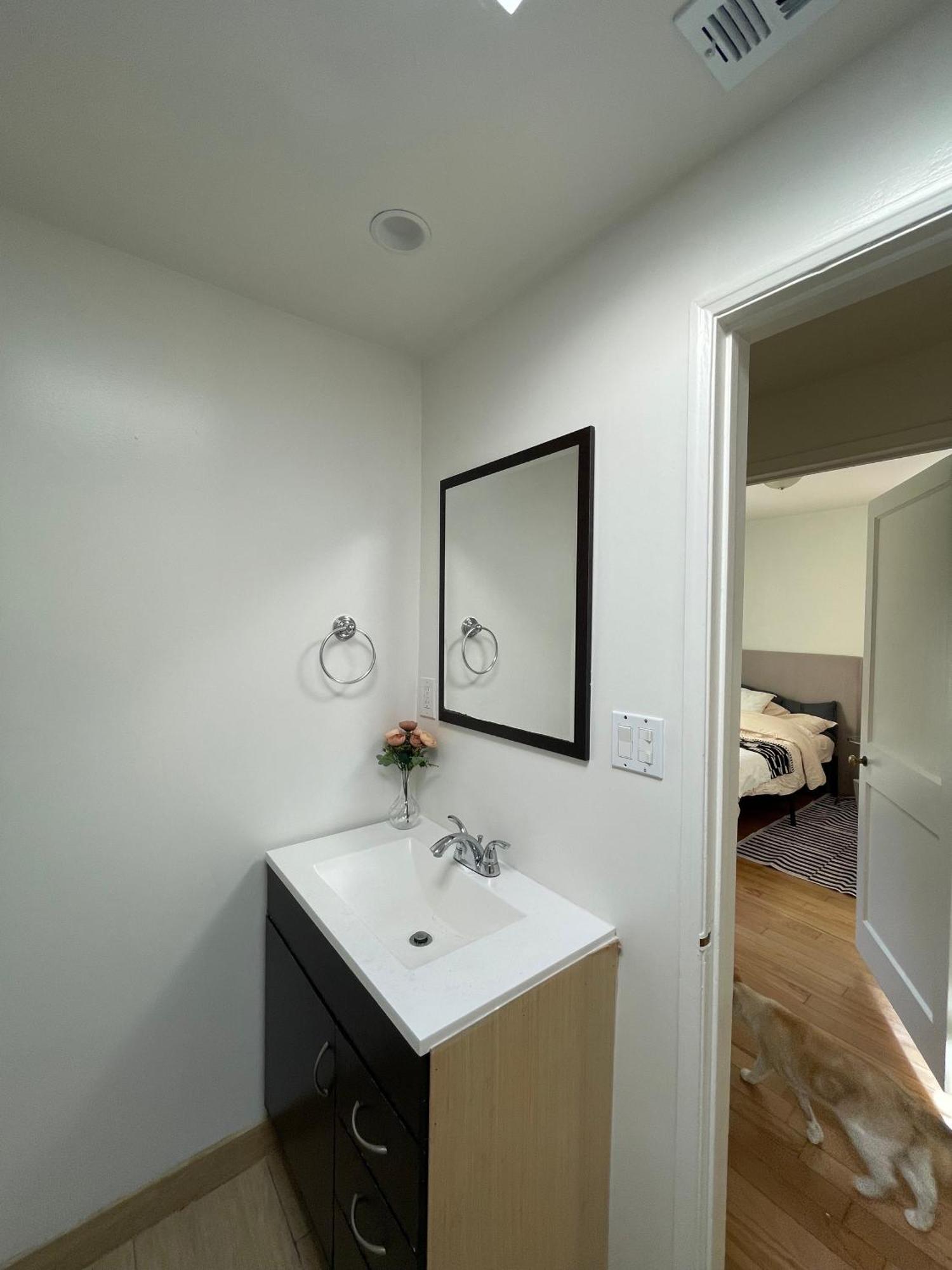 Coastal Comfort Retreat In West La Homestay *