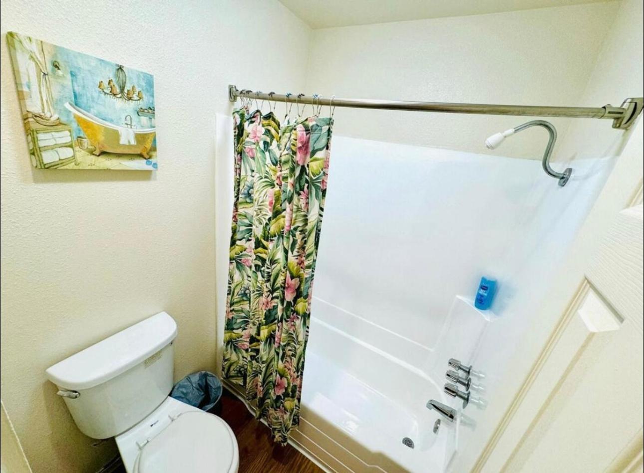 Marina Breeze 2 Bedroom Apt With 2 Bathroom Apartment