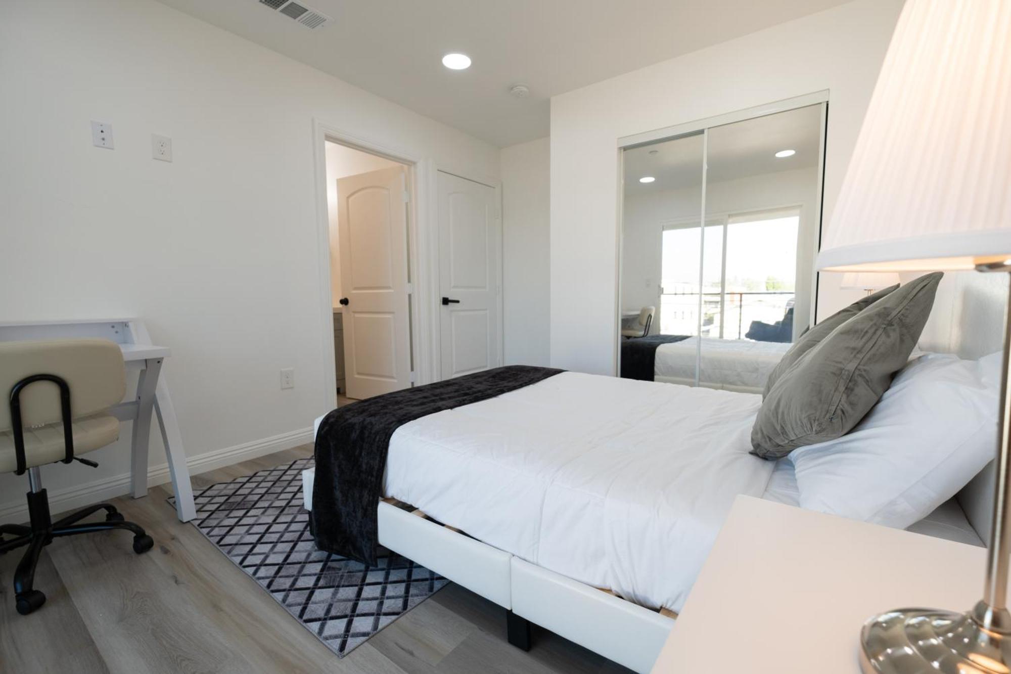 Cozy La Near Usc And Downtown Attractions- Private With Shared Access Hotel 4*