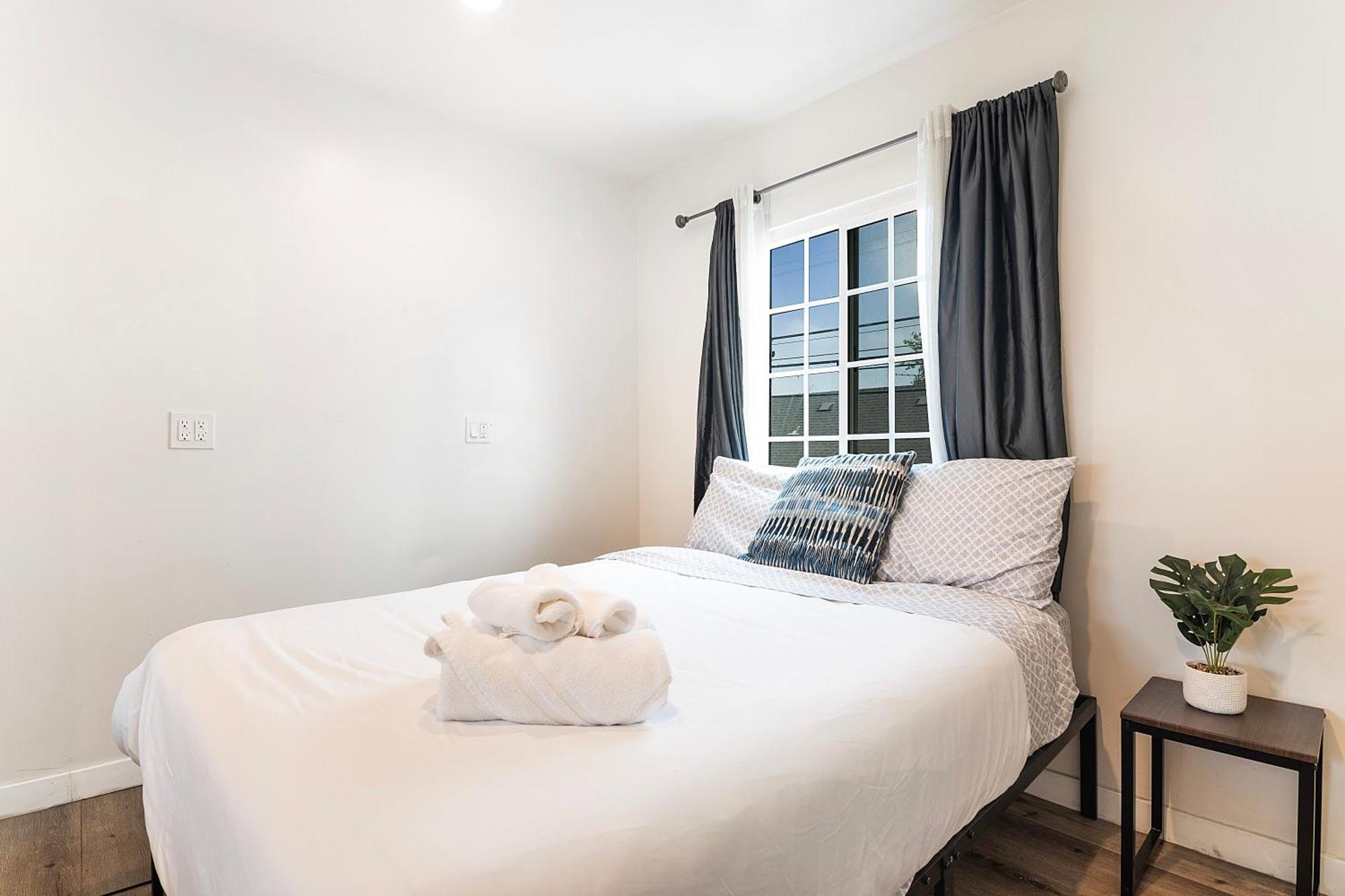 Apartment Updated 2nd-floor Near Beverly Hills & Pico Blvd Dining *