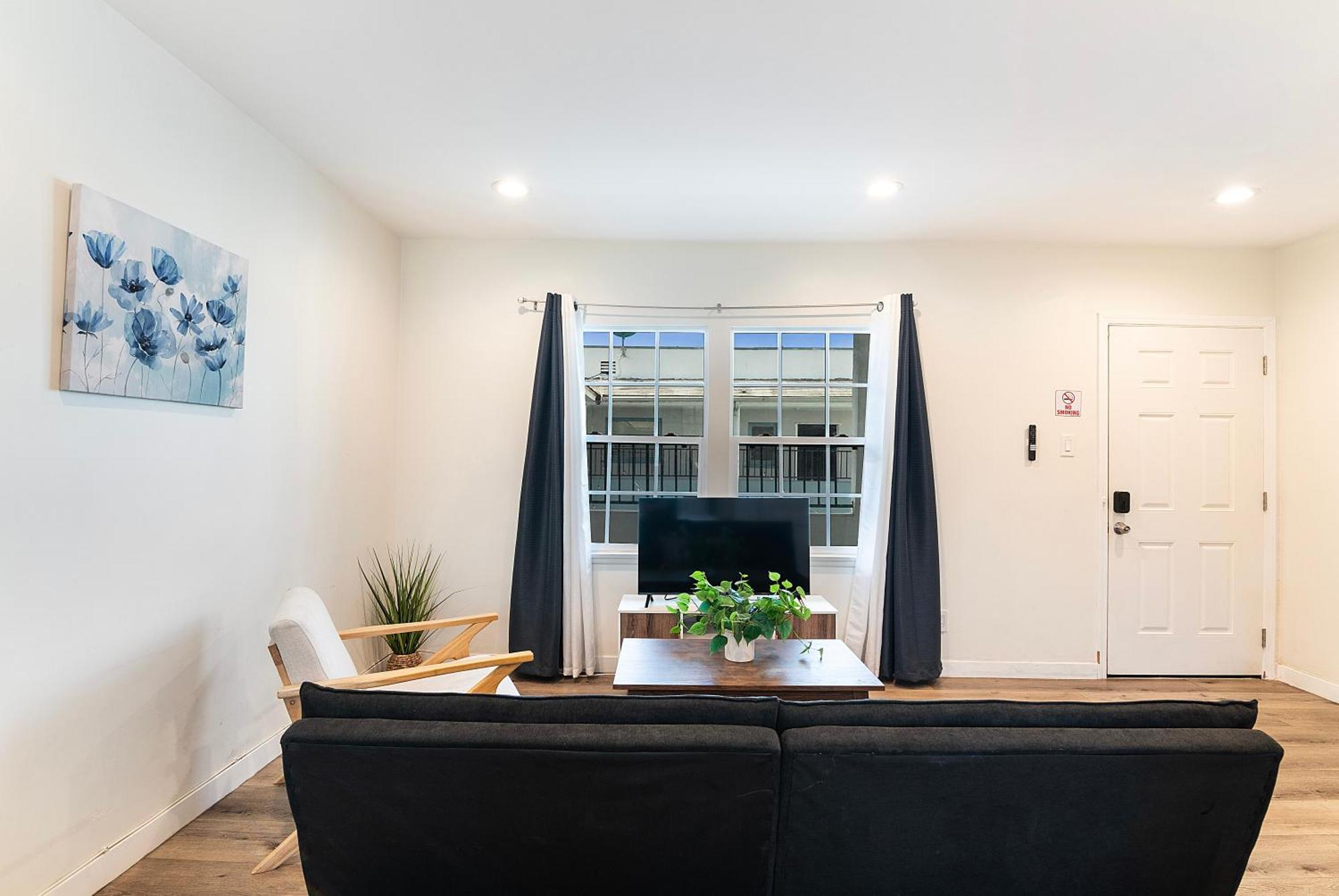 Updated 2nd-floor Near Beverly Hills & Pico Blvd Dining *