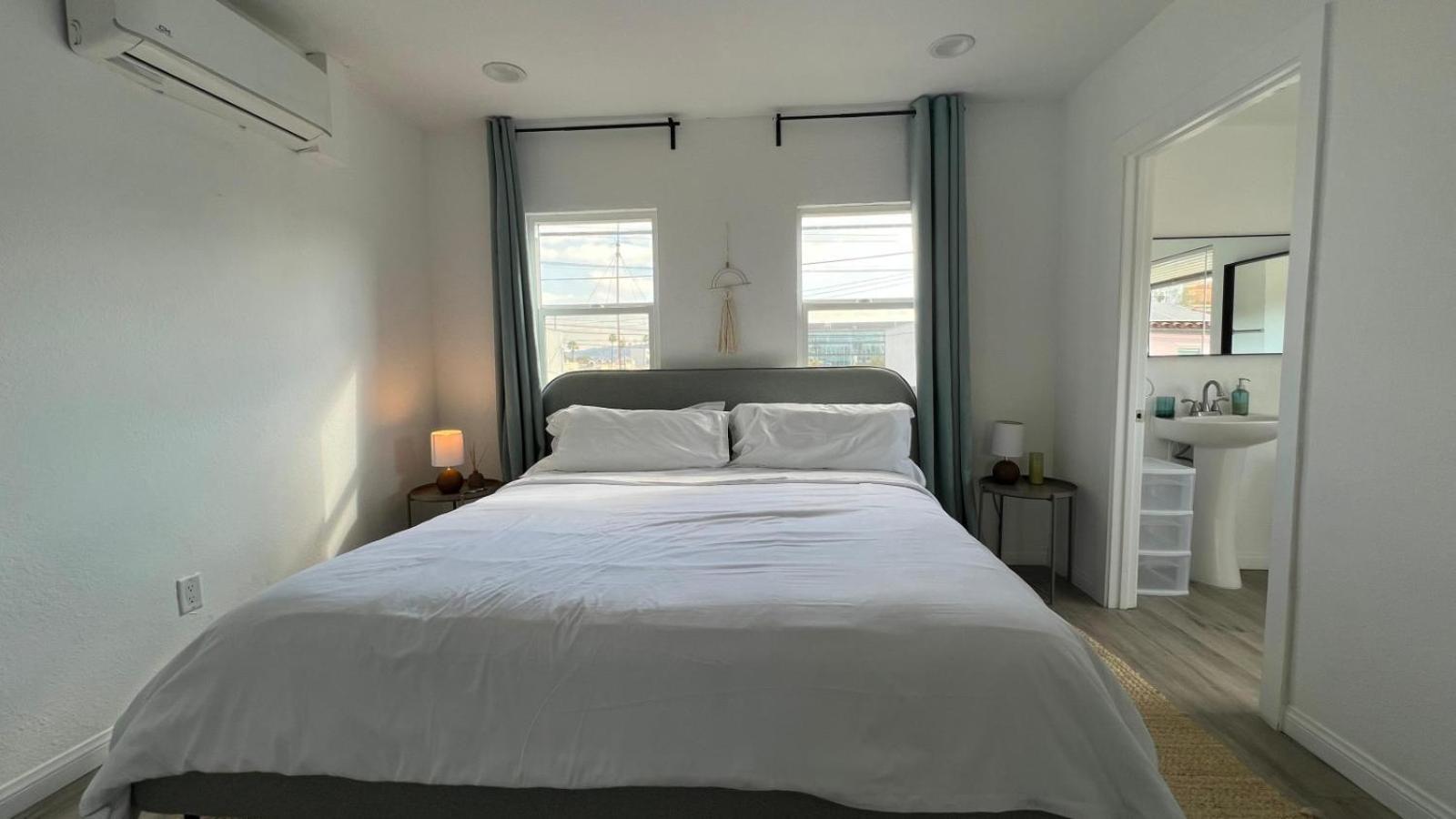 Spacious 3br 3ba Private Yard In Culver Holiday home *