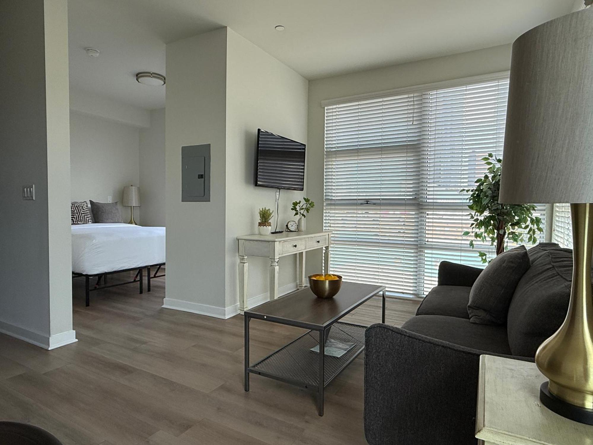 Apartment - Walk To Convention Center And Crypto Arena *