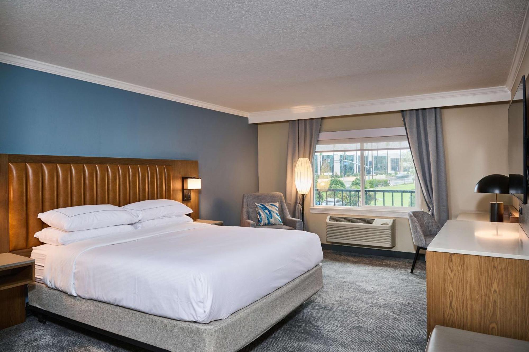 Doubletree By Hilton Chatsworth Hotel