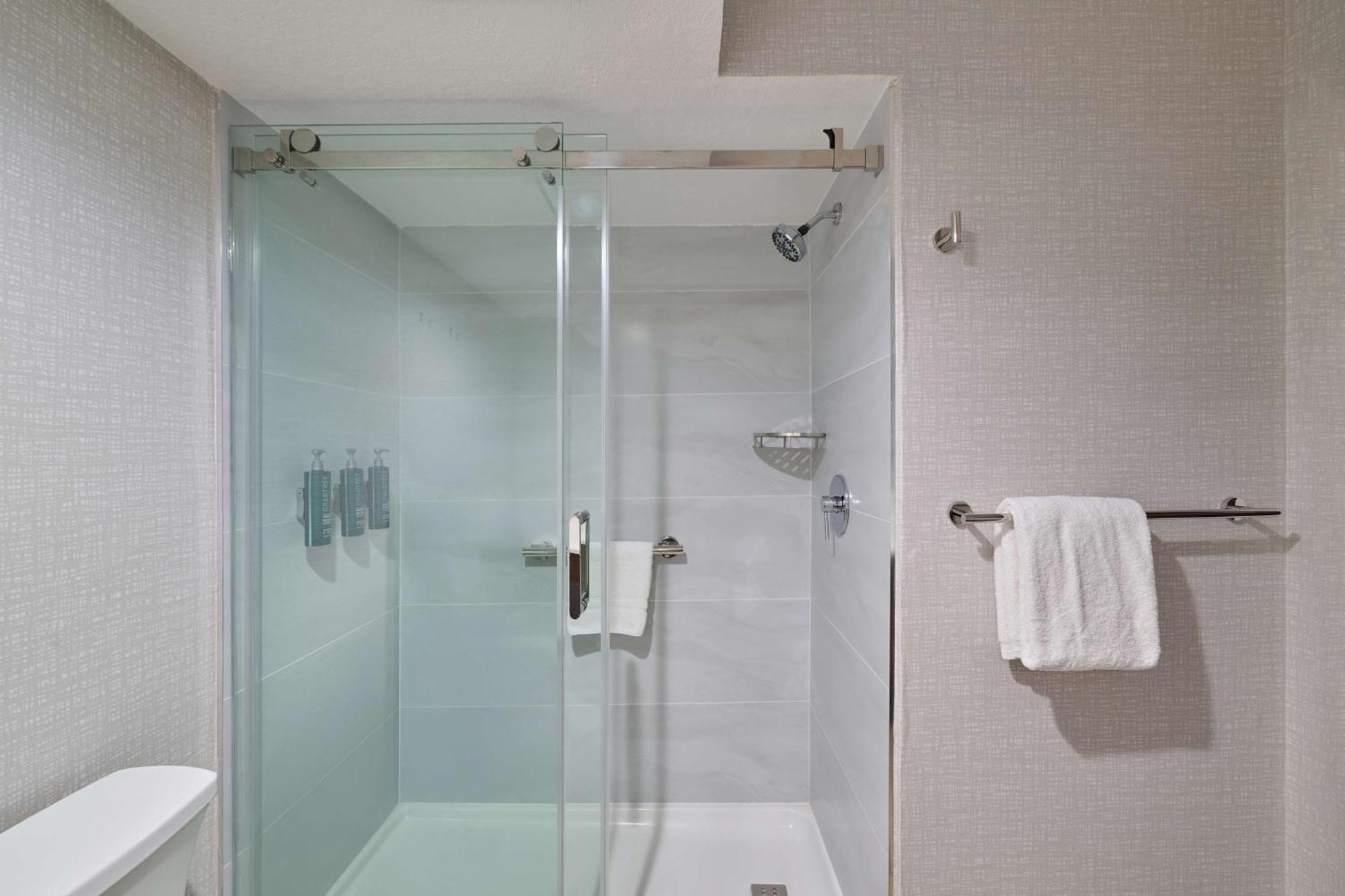 Doubletree By Hilton Chatsworth Hotel