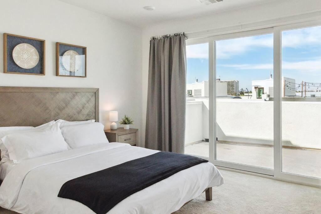 Villa Bright, Modern, - Theater Room, Sleeps 9 *