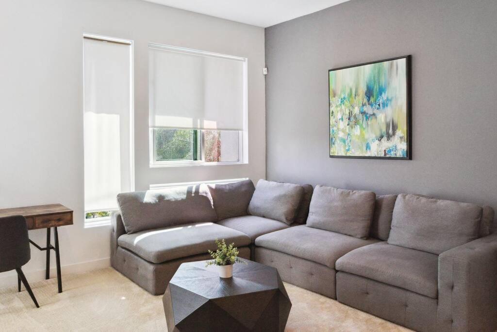 Bright, Modern, - Theater Room, Sleeps 9 Villa Los Angeles