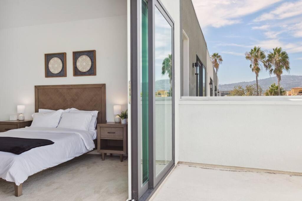 Bright, Modern, - Theater Room, Sleeps 9 *
