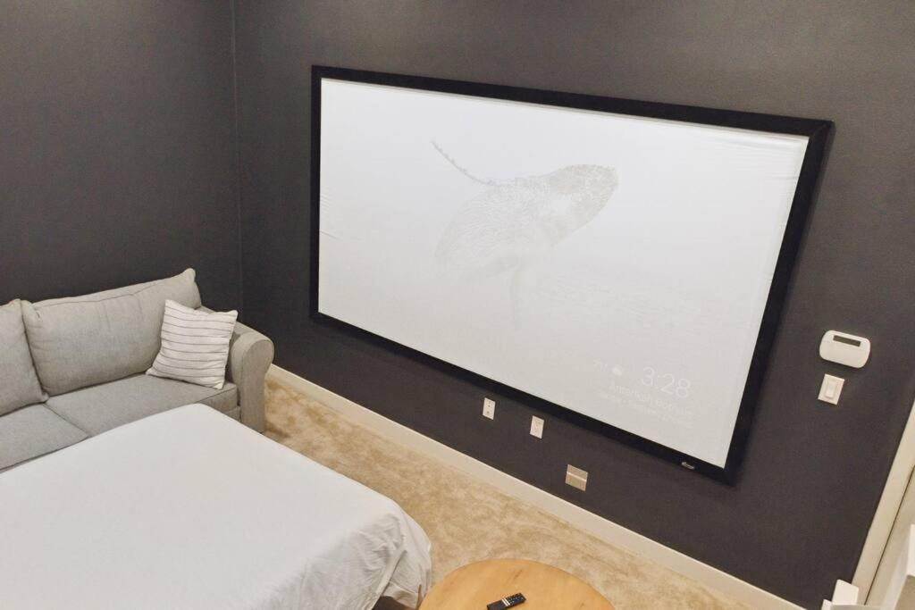 Bright, Modern, - Theater Room, Sleeps 9