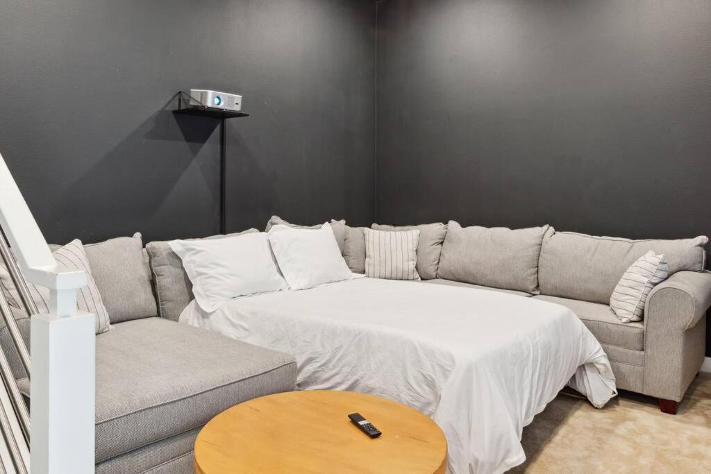 Bright, Modern, - Theater Room, Sleeps 9 Los Angeles