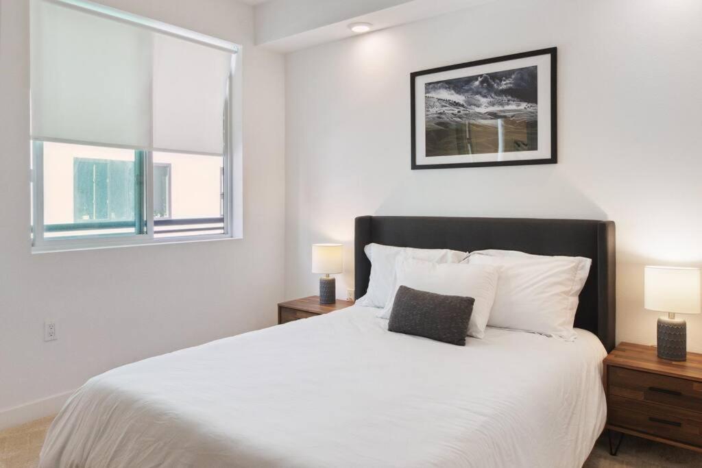 Bright, Modern, - Theater Room, Sleeps 9