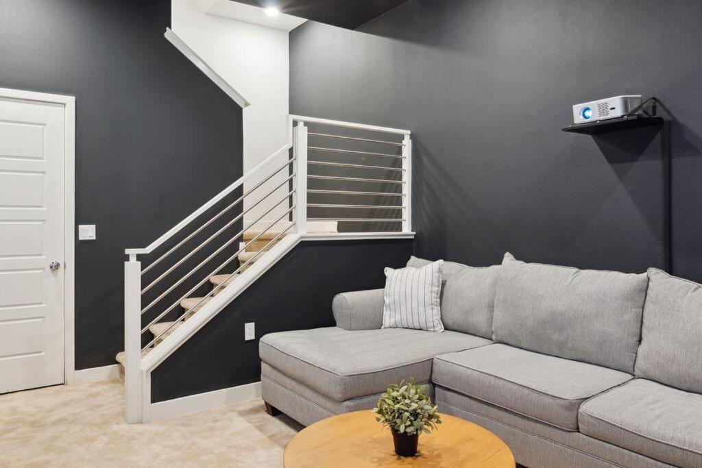 Bright, Modern, - Theater Room, Sleeps 9 Los Angeles