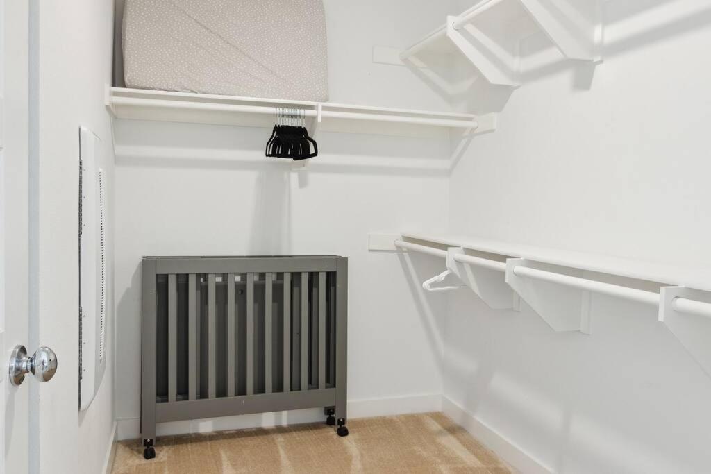 Bright, Modern, - Theater Room, Sleeps 9 Villa Los Angeles