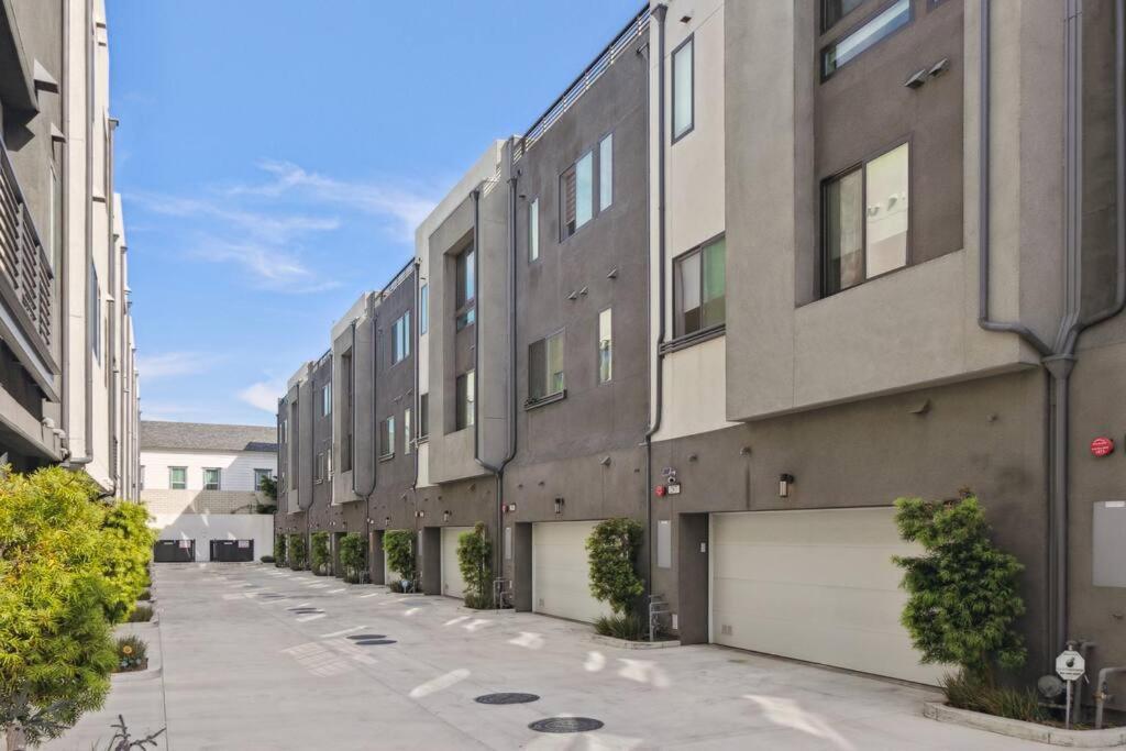 Bright, Modern, - Theater Room, Sleeps 9 Los Angeles
