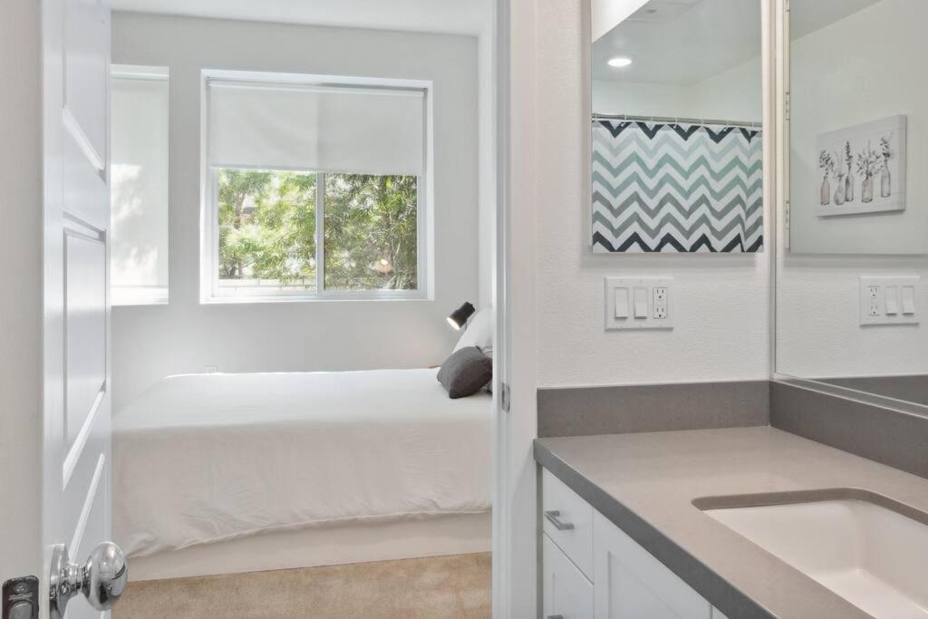 Bright, Modern, - Theater Room, Sleeps 9