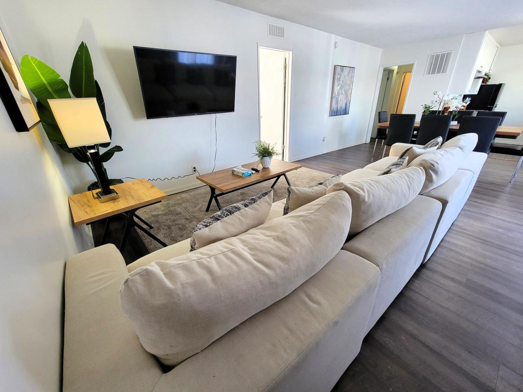 Apartment Spacious 3br & 2ba With Wifi, Tv & Kitchen 5 Mins To Lacma & Academy Museum Of Motion Pictures