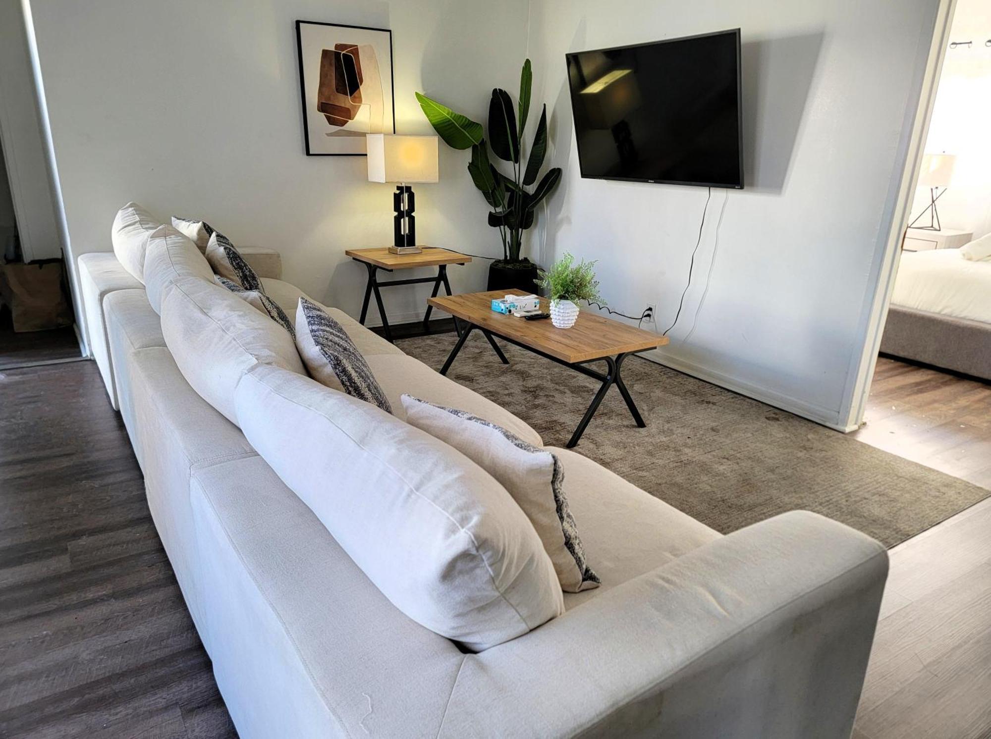 Apartment Spacious 3br & 2ba With Wifi, Tv & Kitchen 5 Mins To Lacma & Academy Museum Of Motion Pictures *