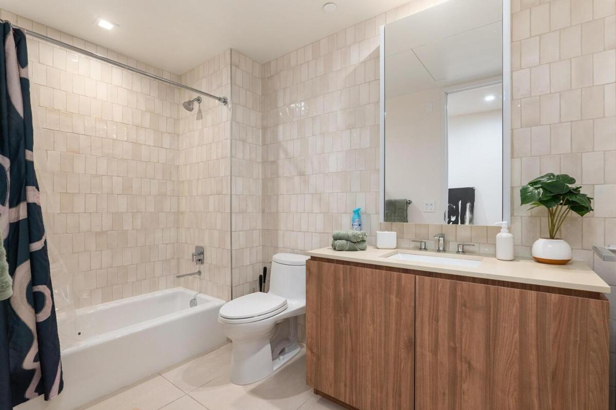 Luxurious 2-bedroom Retreat In Santa Monica *