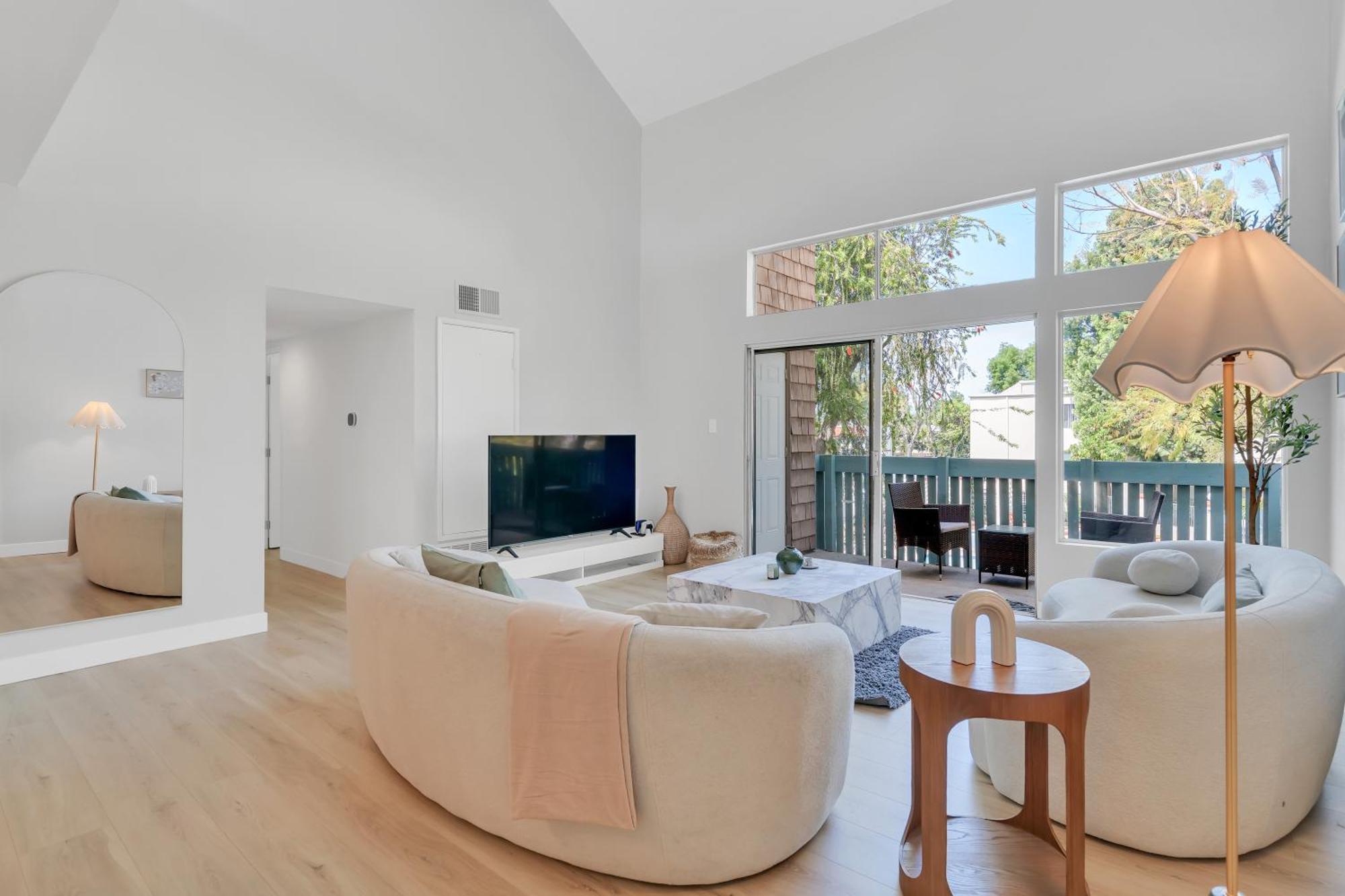 High Ceilings 3br With Loft-2 Baths Pool & Jacuzzi Los Angeles
