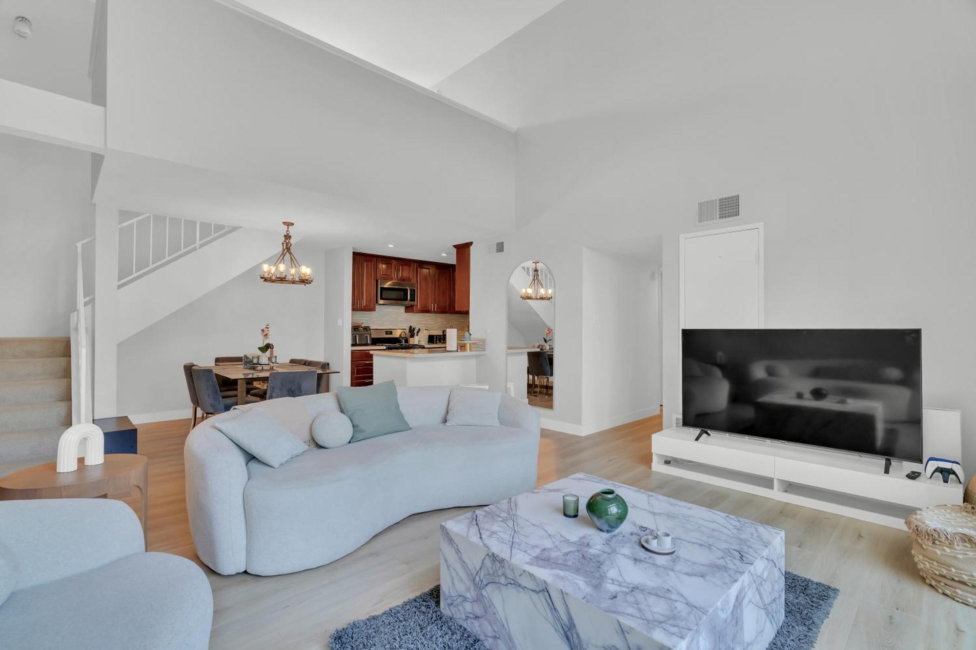 Apartment High Ceilings 3br With Loft-2 Baths Pool & Jacuzzi *