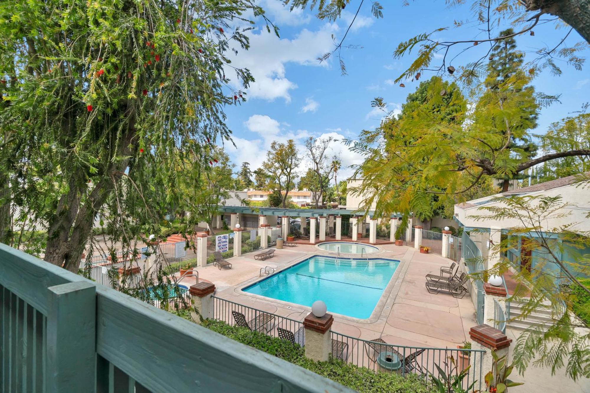 High Ceilings 3br With Loft-2 Baths Pool & Jacuzzi Apartment *