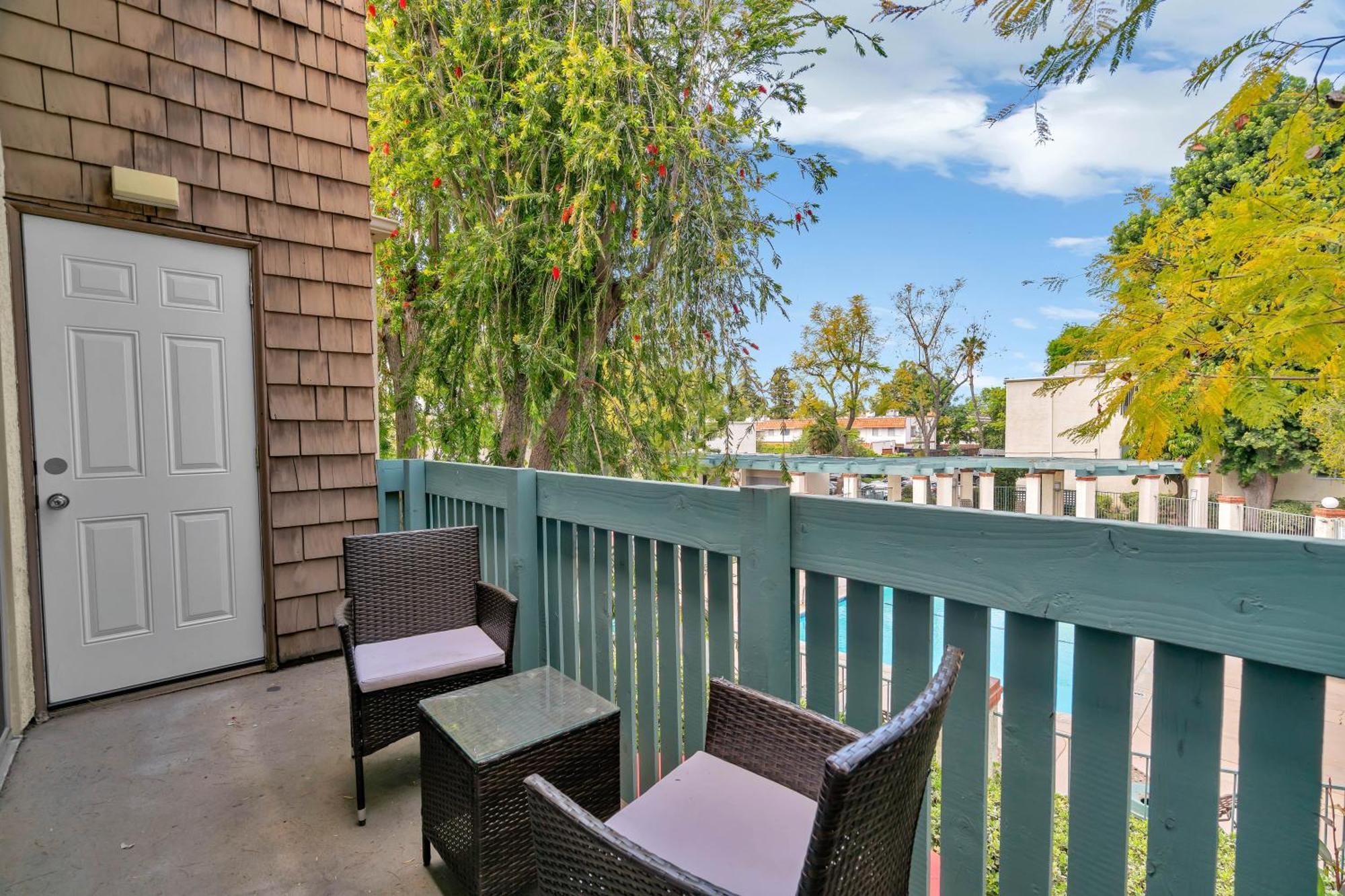 High Ceilings 3br With Loft-2 Baths Pool & Jacuzzi *