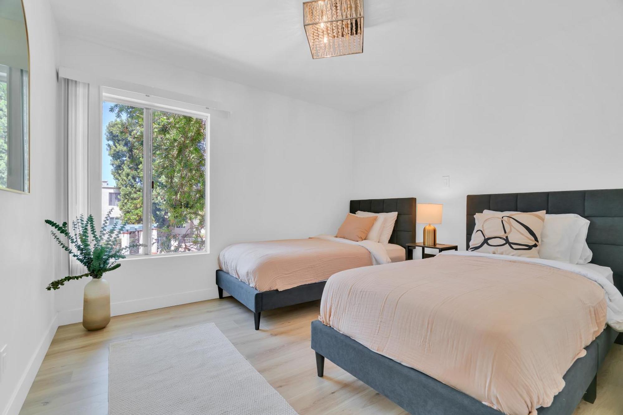 High Ceilings 3br With Loft-2 Baths Pool & Jacuzzi Apartment *