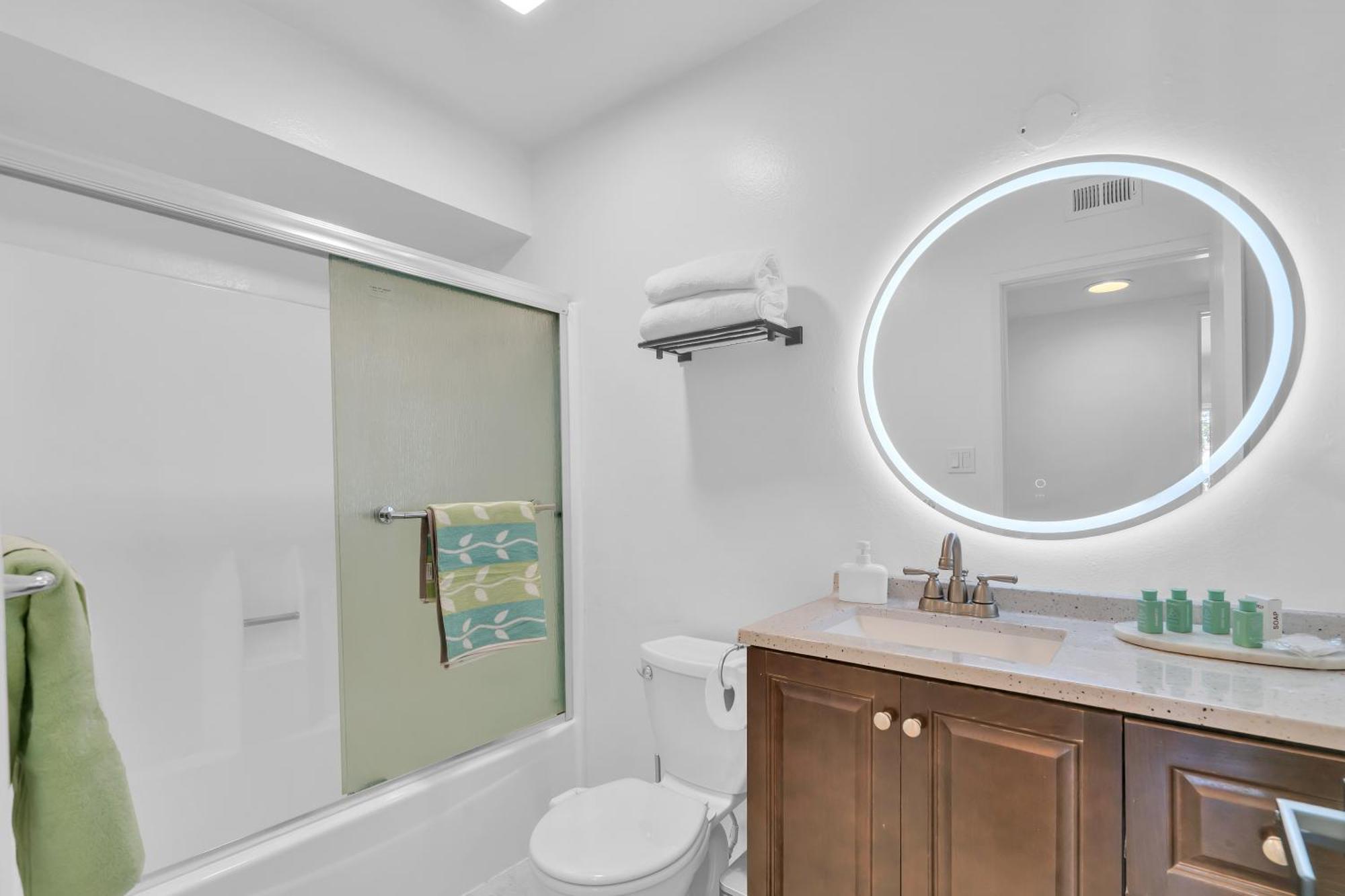 High Ceilings 3br With Loft-2 Baths Pool & Jacuzzi Apartment *