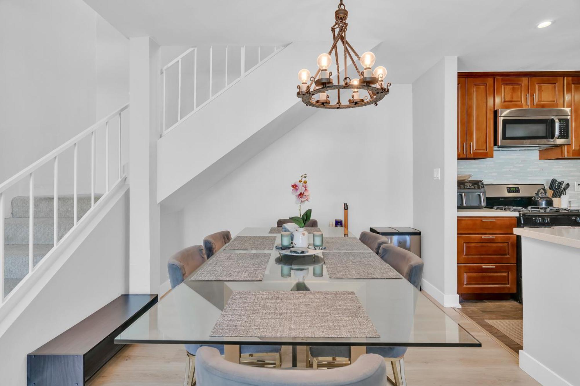 High Ceilings 3br With Loft-2 Baths Pool & Jacuzzi Apartment *