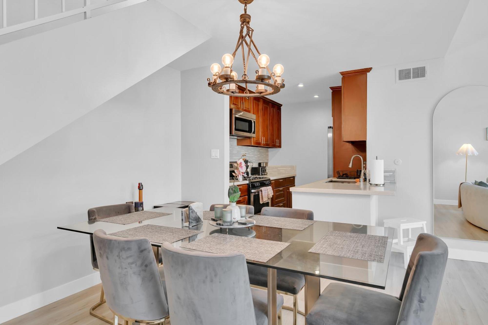 High Ceilings 3br With Loft-2 Baths Pool & Jacuzzi Los Angeles