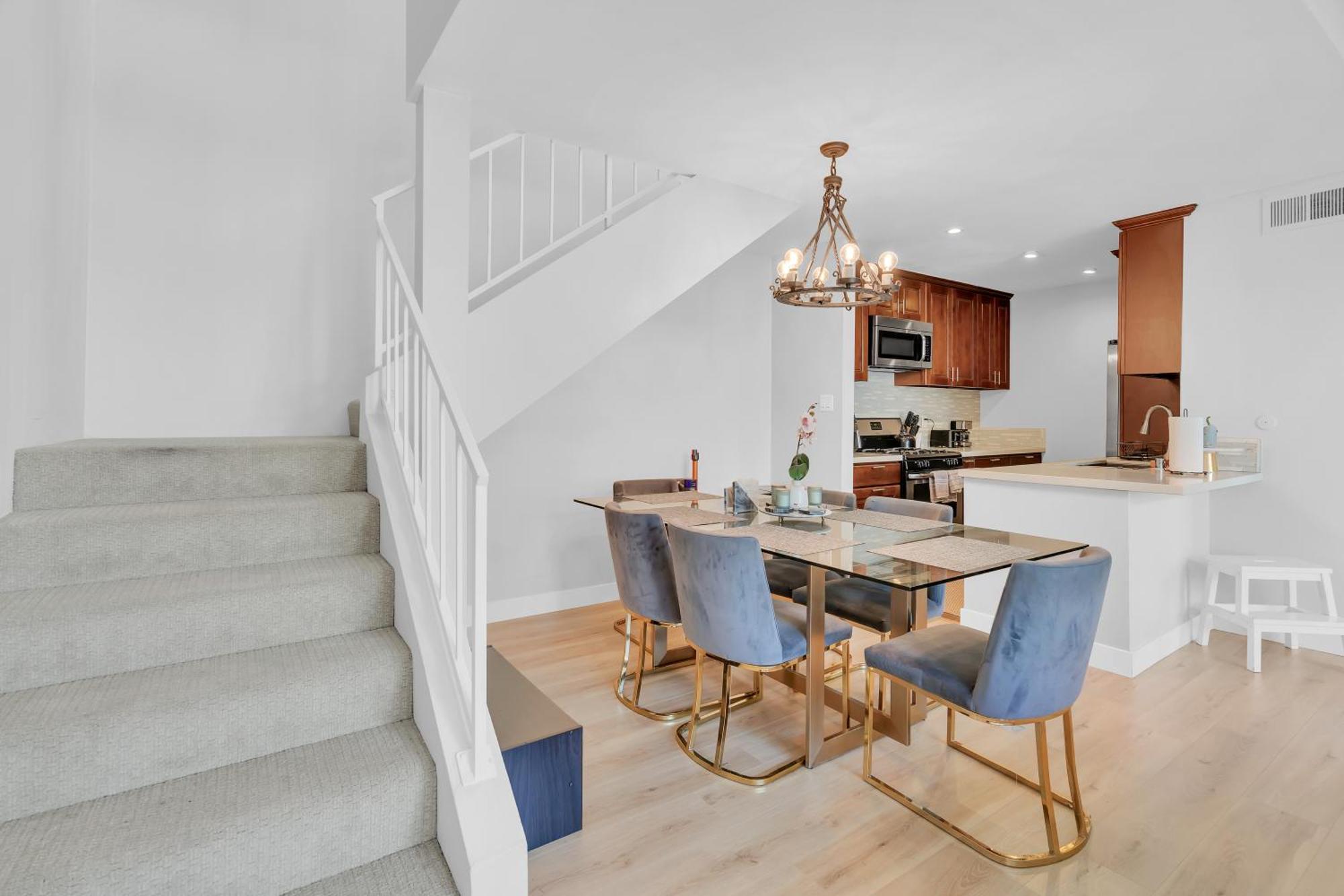 High Ceilings 3br With Loft-2 Baths Pool & Jacuzzi Apartment Los Angeles