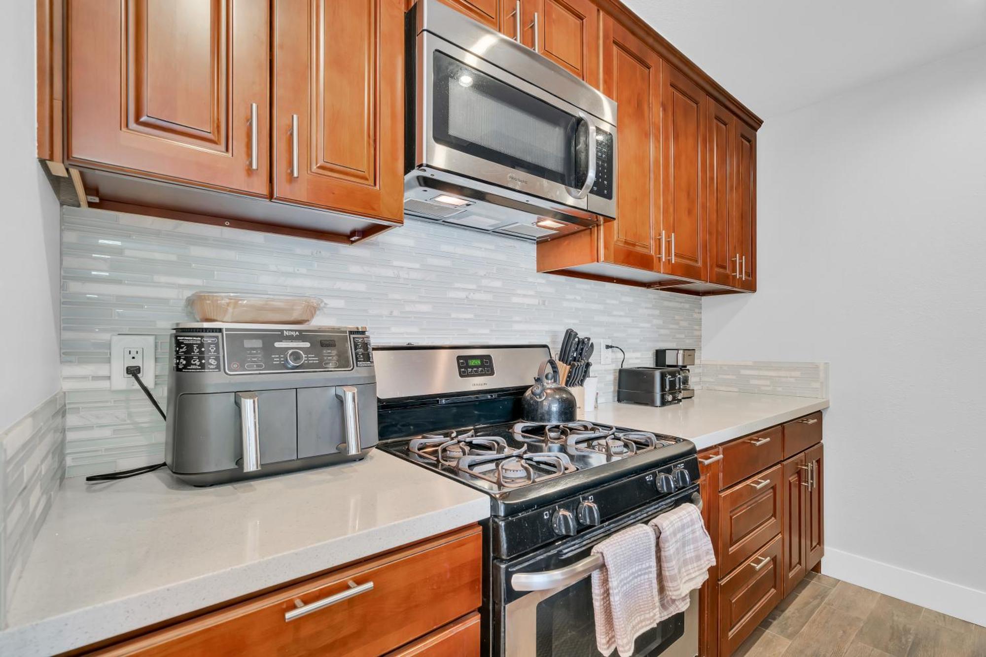 High Ceilings 3br With Loft-2 Baths Pool & Jacuzzi Apartment Los Angeles