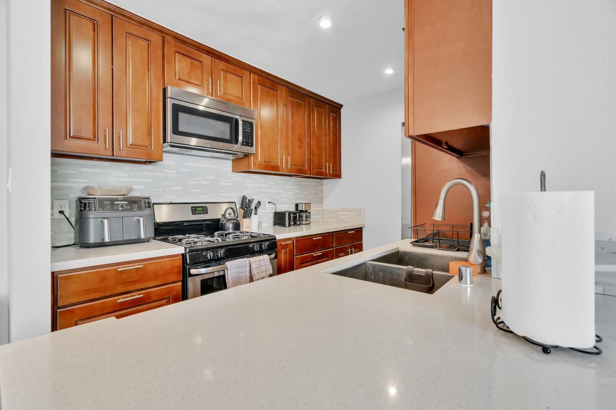 Apartment High Ceilings 3br With Loft-2 Baths Pool & Jacuzzi *