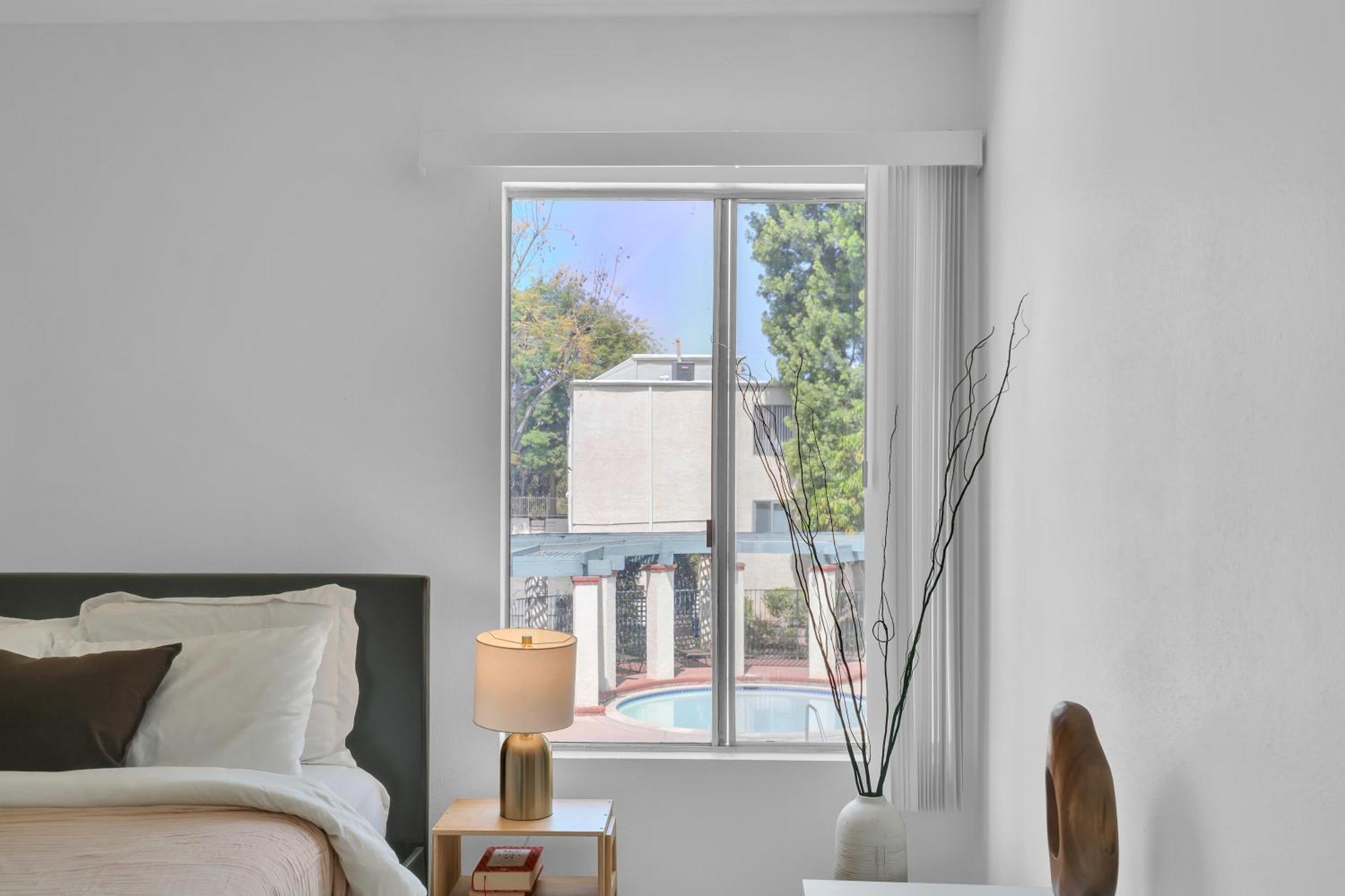 High Ceilings 3br With Loft-2 Baths Pool & Jacuzzi * Los Angeles