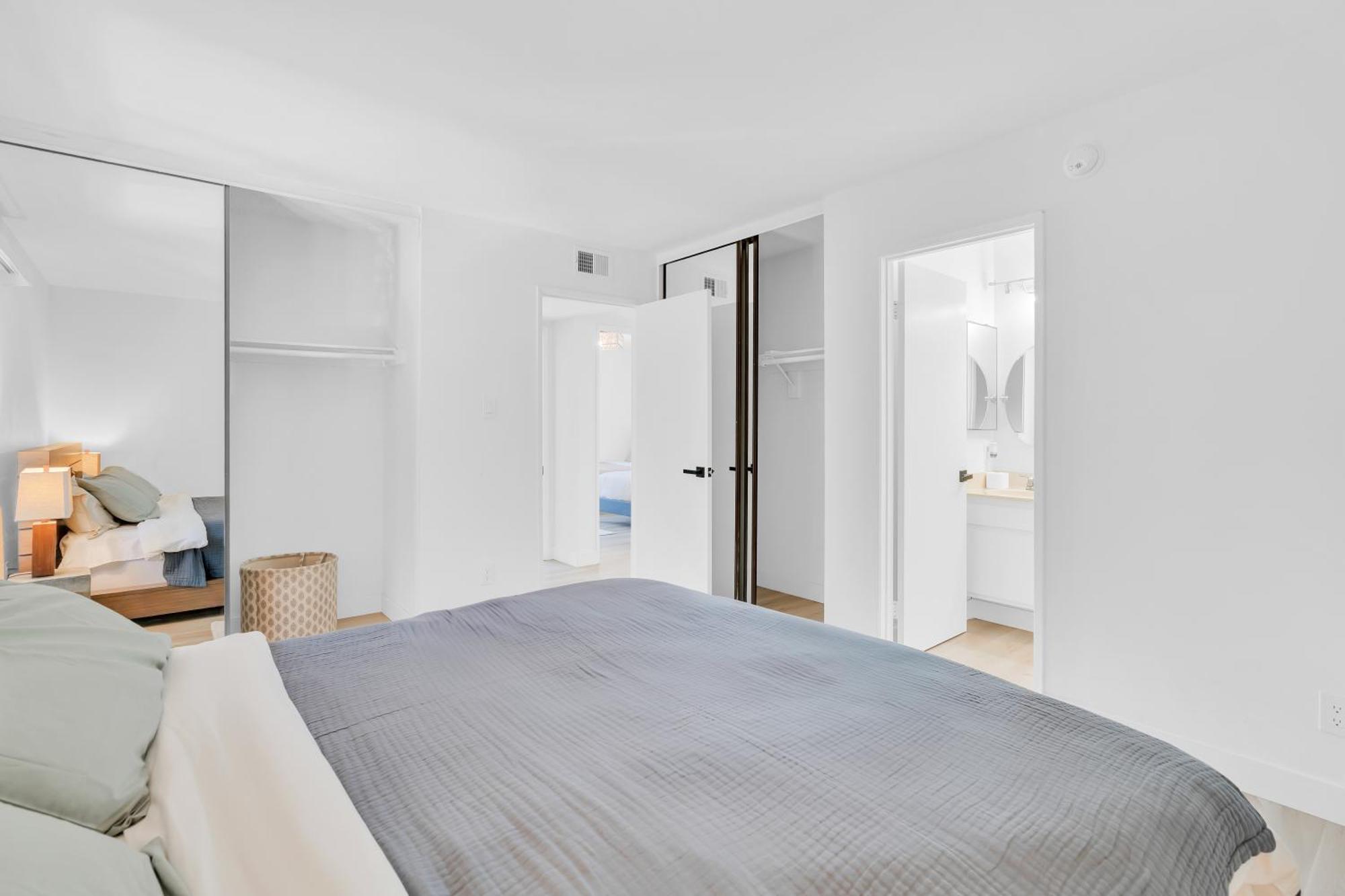 High Ceilings 3br With Loft-2 Baths Pool & Jacuzzi Apartment
