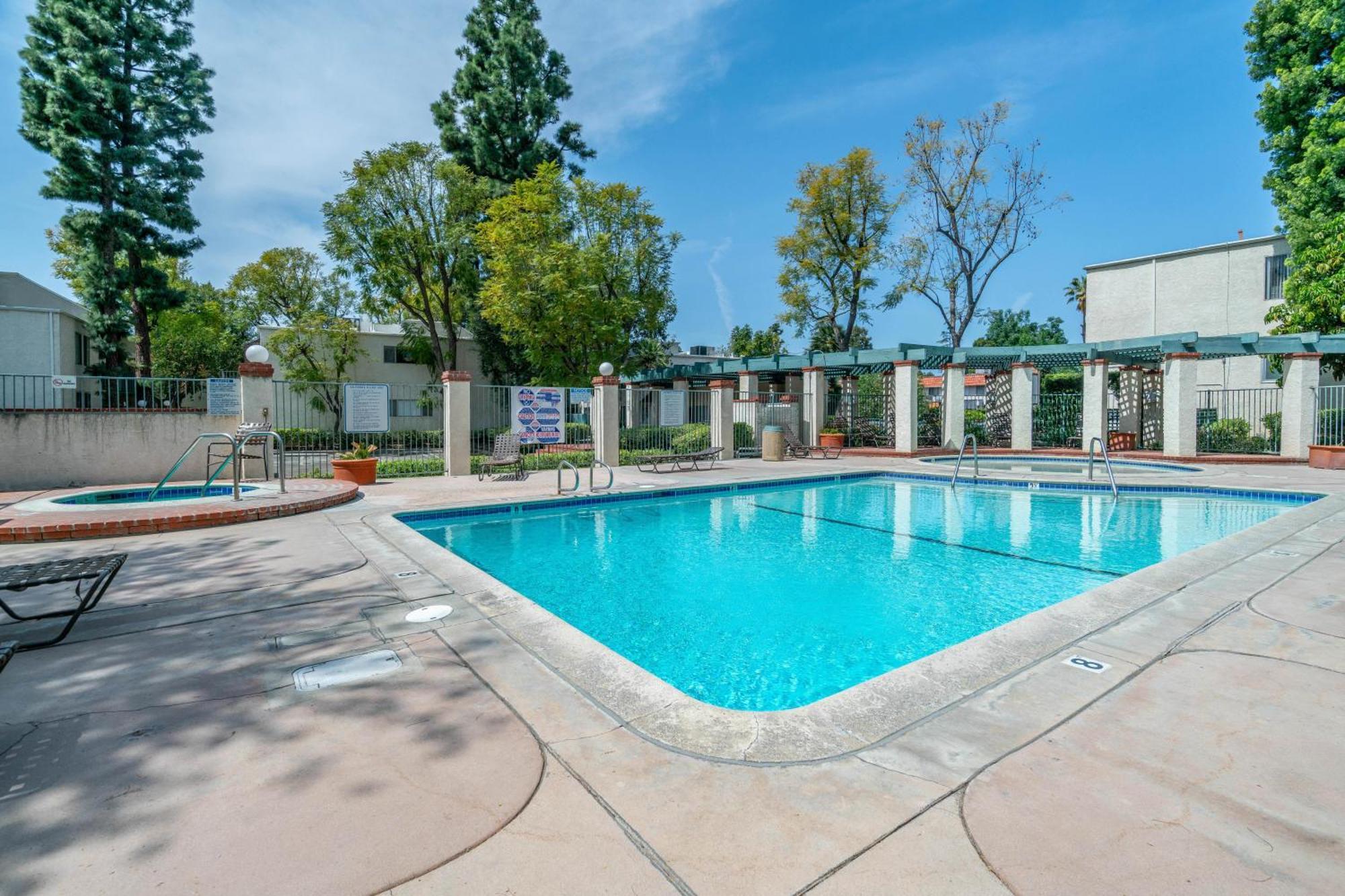 High Ceilings 3br With Loft-2 Baths Pool & Jacuzzi Los Angeles