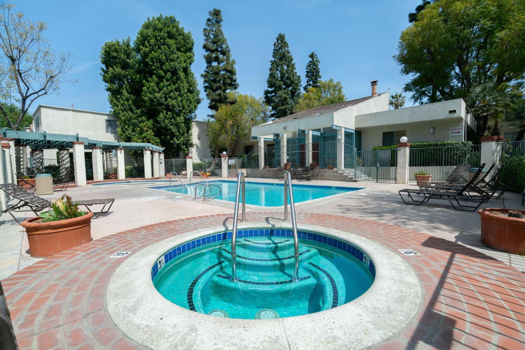 High Ceilings 3br With Loft-2 Baths Pool & Jacuzzi Los Angeles