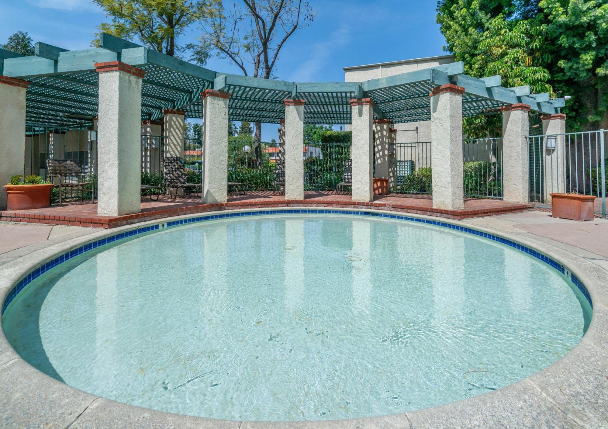 Apartment High Ceilings 3br With Loft-2 Baths Pool & Jacuzzi