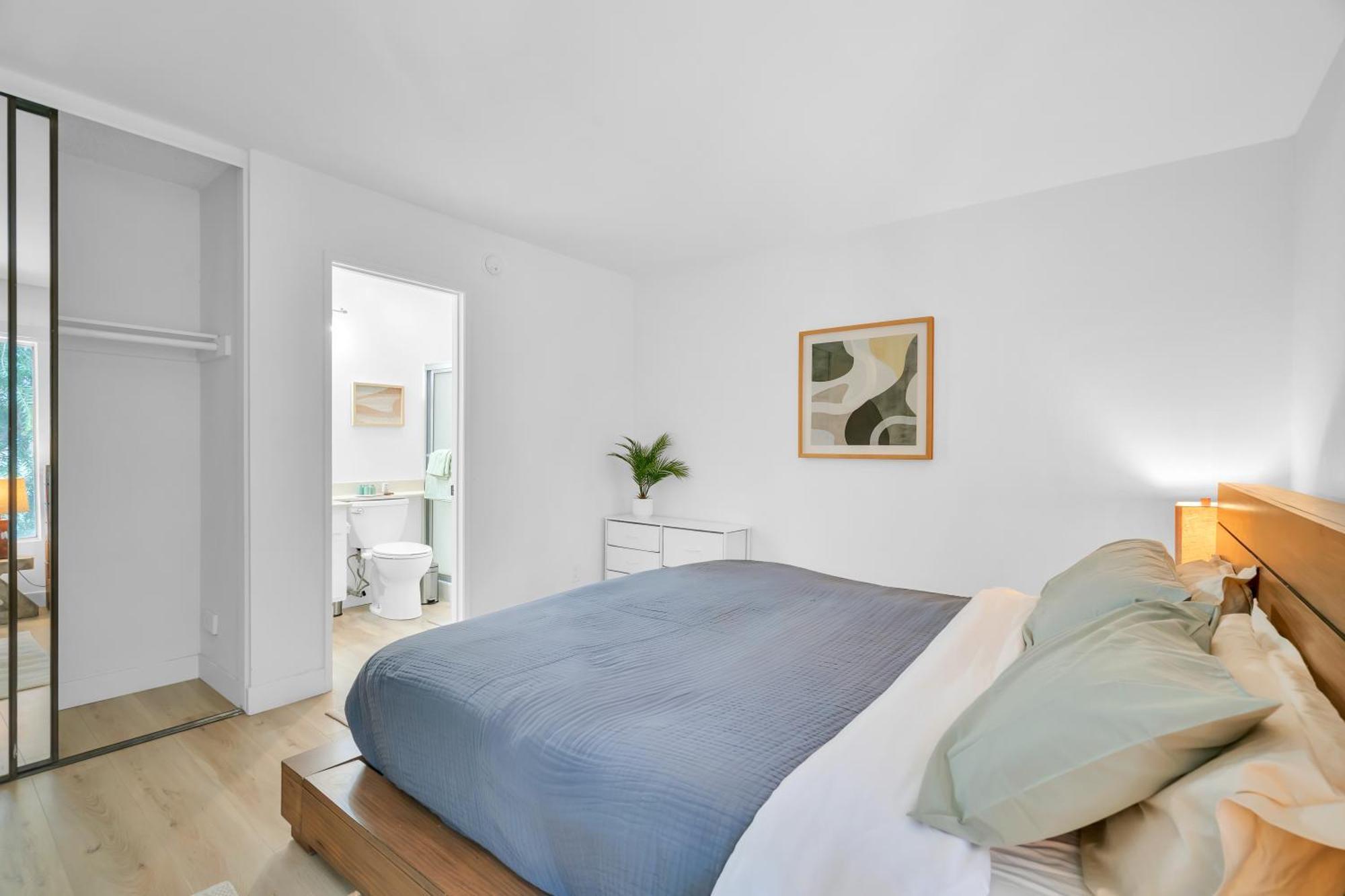 High Ceilings 3br With Loft-2 Baths Pool & Jacuzzi * Los Angeles